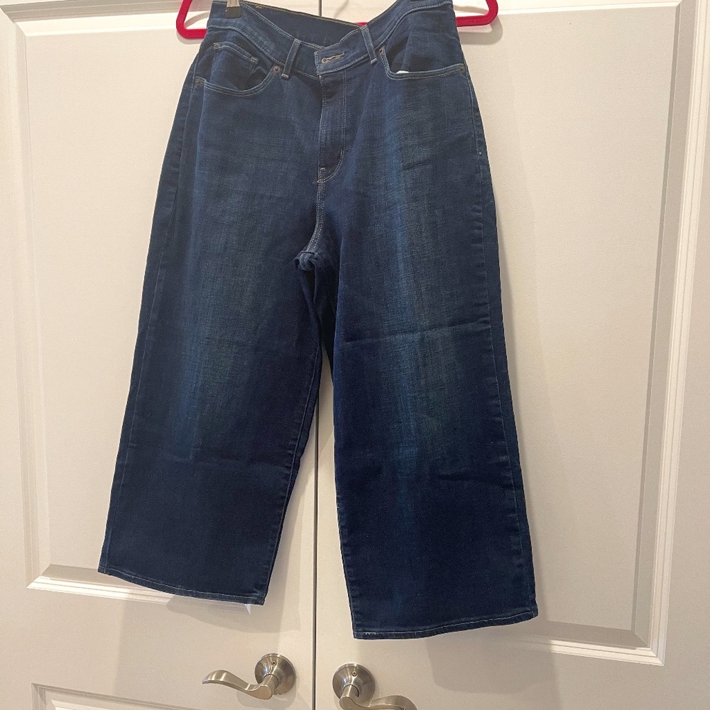 Levis cropped stretch jeans size 32 waist